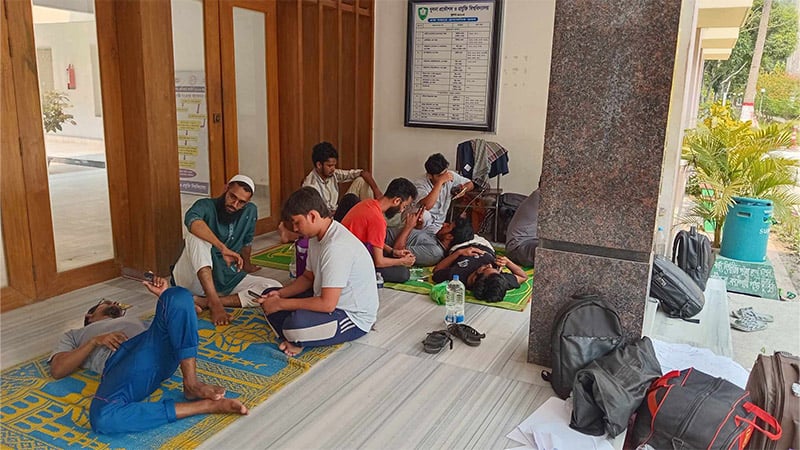 নববর্ষেও হল খোলার দাবিতে কুয়েটেরে শিক্ষার্থীদের অবস্থান